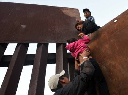 Mexiko, Migranten überwinden den US-Grenzzaun bei Tijuana December 2, 2018 - Tijuana, Mexico - Migrants from caravan cross Tijuana-San Diego border at La Playa on December 2, 2018. Dozens of mostly women and children squeezed through fence on the beach or climbed over wall at low point passing children over. All were detained after entering the U.S. Border patrol agents at one point allowed only women and kids to climb over, then falsely blamed media for making it happen. An agent on the beach watched as a woman and child squeezed through breach in fence, saying You re kidding me, right? You ve got to be kidding me, as she crawled through in front of him. Most migrants knew they would be immediately detained but preferred that to the limbo of living indefinitely in shelters in Mexico, believing at least their asylum cases would be heard. Tijuana Mexico - ZUMAg208 20181202_zap_g208_005 Copyright: xCarolxGuzyx