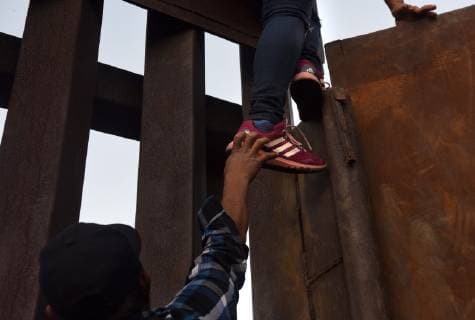 Mexiko, Migranten überwinden den US-Grenzzaun bei Tijuana December 2, 2018 - Tijuana, Mexico - Migrants from caravan cross Tijuana-San Diego border at La Playa on December 2, 2018. Dozens of mostly women and children squeezed through fence on the beach or climbed over wall at low point passing children over. All were detained after entering the U.S. Border patrol agents at one point allowed only women and kids to climb over, then falsely blamed media for making it happen. An agent on the beach watched as a woman and child squeezed through breach in fence, saying You re kidding me, right? You ve got to be kidding me, as she crawled through in front of him. Most migrants knew they would be immediately detained but preferred that to the limbo of living indefinitely in shelters in Mexico, believing at least their asylum cases would be heard. Tijuana Mexico - ZUMAg208 20181202_zap_g208_018 Copyright: xCarolxGuzyx