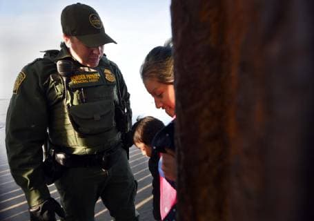 Mexiko, Migranten überwinden den US-Grenzzaun bei Tijuana December 2, 2018 - Tijuana, Mexico - Migrants from caravan cross Tijuana-San Diego border at La Playa on December 2, 2018. Dozens of mostly women and children squeezed through fence on the beach or climbed over wall at low point passing children over. All were detained after entering the U.S. Border patrol agents at one point allowed only women and kids to climb over, then falsely blamed media for making it happen. An agent on the beach watched as a woman and child squeezed through breach in fence, saying You re kidding me, right? You ve got to be kidding me, as she crawled through in front of him. Most migrants knew they would be immediately detained but preferred that to the limbo of living indefinitely in shelters in Mexico, believing at least their asylum cases would be heard. Tijuana Mexico - ZUMAg208 20181202_zap_g208_024 Copyright: xCarolxGuzyx