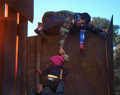 Mexiko, Migranten überwinden den US-Grenzzaun bei Tijuana December 2, 2018 - Tijuana, Mexico - Migrants from caravan cross Tijuana-San Diego border at La Playa on December 2, 2018. Dozens of mostly women and children squeezed through fence on the beach or climbed over wall at low point passing children over. All were detained after entering the U.S. Border patrol agents at one point allowed only women and kids to climb over, then falsely blamed media for making it happen. An agent on the beach watched as a woman and child squeezed through breach in fence, saying You re kidding me, right? You ve got to be kidding me, as she crawled through in front of him. Most migrants knew they would be immediately detained but preferred that to the limbo of living indefinitely in shelters in Mexico, believing at least their asylum cases would be heard. Tijuana Mexico - ZUMAg208 20181202_zap_g208_035 Copyright: xCarolxGuzyx