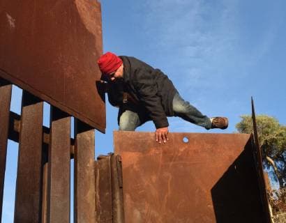 Mexiko, Migranten überwinden den US-Grenzzaun bei Tijuana December 2, 2018 - Tijuana, Mexico - Migrants from caravan cross Tijuana-San Diego border at La Playa on December 2, 2018. Dozens of mostly women and children squeezed through fence on the beach or climbed over wall at low point passing children over. All were detained after entering the U.S. Border patrol agents at one point allowed only women and kids to climb over, then falsely blamed media for making it happen. An agent on the beach watched as a woman and child squeezed through breach in fence, saying You re kidding me, right? You ve got to be kidding me, as she crawled through in front of him. Most migrants knew they would be immediately detained but preferred that to the limbo of living indefinitely in shelters in Mexico, believing at least their asylum cases would be heard. Tijuana Mexico - ZUMAg208 20181202_zap_g208_027 Copyright: xCarolxGuzyx