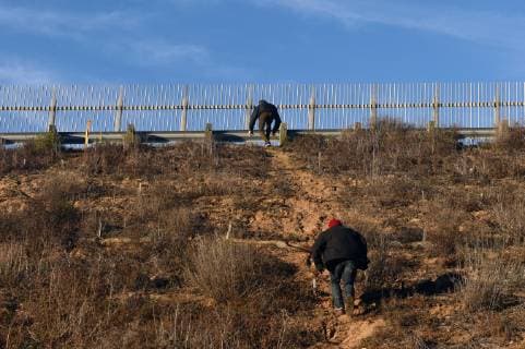 Mexiko, Migranten überwinden den US-Grenzzaun bei Tijuana December 2, 2018 - Tijuana, Mexico - Migrants from caravan cross Tijuana-San Diego border at La Playa on December 2, 2018. Dozens of mostly women and children squeezed through fence on the beach or climbed over wall at low point passing children over. All were detained after entering the U.S. Border patrol agents at one point allowed only women and kids to climb over, then falsely blamed media for making it happen. An agent on the beach watched as a woman and child squeezed through breach in fence, saying You re kidding me, right? You ve got to be kidding me, as she crawled through in front of him. Most migrants knew they would be immediately detained but preferred that to the limbo of living indefinitely in shelters in Mexico, believing at least their asylum cases would be heard. Tijuana Mexico - ZUMAg208 20181202_zap_g208_029 Copyright: xCarolxGuzyx