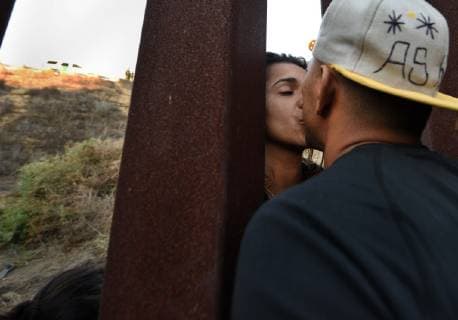 Mexiko, Migranten überwinden den US-Grenzzaun bei Tijuana December 2, 2018 - Tijuana, Mexico - Migrants from caravan cross Tijuana-San Diego border at La Playa on December 2, 2018. Dozens of mostly women and children squeezed through fence on the beach or climbed over wall at low point passing children over. All were detained after entering the U.S. Border patrol agents at one point allowed only women and kids to climb over, then falsely blamed media for making it happen. An agent on the beach watched as a woman and child squeezed through breach in fence, saying You re kidding me, right? You ve got to be kidding me, as she crawled through in front of him. Most migrants knew they would be immediately detained but preferred that to the limbo of living indefinitely in shelters in Mexico, believing at least their asylum cases would be heard. Tijuana Mexico - ZUMAg208 20181202_zap_g208_046 Copyright: xCarolxGuzyx