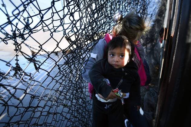 Mexiko, Migranten überwinden den US-Grenzzaun bei Tijuana December 2, 2018 - Tijuana, Mexico - Migrants from caravan cross Tijuana-San Diego border at La Playa on December 2, 2018. Dozens of mostly women and children squeezed through fence on the beach or climbed over wall at low point passing children over. All were detained after entering the U.S. Border patrol agents at one point allowed only women and kids to climb over, then falsely blamed media for making it happen. An agent on the beach watched as a woman and child squeezed through breach in fence, saying You re kidding me, right? You ve got to be kidding me, as she crawled through in front of him. Most migrants knew they would be immediately detained but preferred that to the limbo of living indefinitely in shelters in Mexico, believing at least their asylum cases would be heard. Tijuana Mexico - ZUMAg208 20181202_zap_g208_048 Copyright: xCarolxGuzyx