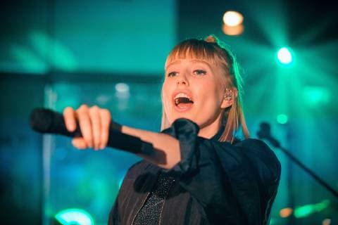 Entertainment Themen der Woche KW49 Entertainment Bilder des Tages Die SPUTNIK Konzerte 2018 - Exklusives Studiokonzert mit Lea Karten gab es nicht zu kaufen, nur zu gewinnen. Lea ist eine DER Newcomerinnen des Jahres. Mit im Gepäck hat LEA die Gebärden-Dolmetscherin Laura Schwengber, die LEAs Texte für Gehörlose übersetzen wird., Halle Saale Sachsen-Anhalt Deutschland *** The SPUTNIK Concerts 2018 Exclusive studio concert with Lea tickets could not be bought only to win Lea is one of the newcomers of the year LEA has the sign language interpreter Laura Schwengber who will translate LEAs lyrics for the deaf in her luggage Halle Saale Sachsen Anhalt Germany