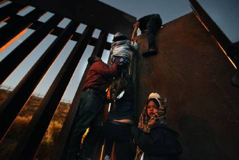 December 3, 2018 - Tijuana, Mexico - Central American Migrants from caravan breach the Tijuana-San Diego border at La Playa on December 3, 2018. Tijuana Mexico - ZUMAg208 20181203_zap_g208_003 Copyright: xCarolxGuzyx