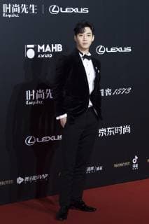 Canadian singer and actor Henry Lau poses as he arrives for the 15th Esquire Men At His Best (MAHB) Award 2018 in Beijing, China, 4 December 2018. Henry Lau suits up to highlight 2018 Esquire Men At His Best Award in Beijing  bjl363636