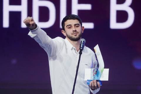Entertainment Bilder des Tages MOSCOW, RUSSIA - DECEMBER 5, 2018: Zaurbek Tsallagov of North Ossetia receives a Dobrovolets Rossii prize in the Confident about the Future category for his Rodovye Bashni project at the 2018 Dobrovolets Rossii (Russian Volunteer) award ceremony at CSKA Arena on International Volunteer Day; the event is part of the 2018 International Volunteer Forum. Mikhail Metzel TASS  TS099DD7