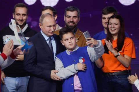 Entertainment Bilder des Tages MOSCOW, RUSSIA - DECEMBER 5, 2018: Dobrovolets Rossii prize winners and the President of Russia Vladimir Putin (2nd L) at the 2018 Dobrovolets Rossii (Volunteer of Russia) award ceremony at CSKA Arena on International Volunteer Day; the event is part of the 2018 International Volunteer Forum. Mikhail Metzel TASS  TS099E08