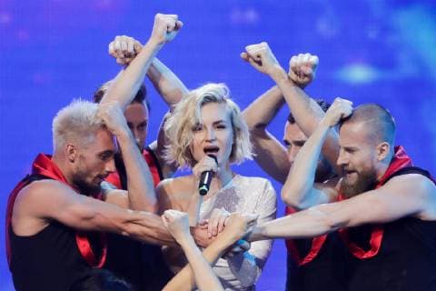 Entertainment Bilder des Tages MOSCOW, RUSSIA - DECEMBER 5, 2018: Singer Polina Gagarina (C) performs at the 2018 Dobrovolets Rossii (Volunteer of Russia) award ceremony at CSKA Arena on International Volunteer Day; the event is part of the 2018 International Volunteer Forum. Mikhail Metzel TASS  TS099E57