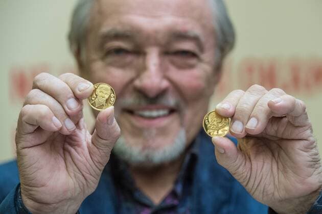 Czech famous singer Karel Gott (in the background) solemnly coined gold and silver medals with his own portrait for the series Slavici ve zlate (Nightingales in gold) in the Czech Mint, on December 5, 2018, in Jablonec nad Nisou, Czech Republic. (CTKxPhoto RadekxPetrasek) CTKPhotoP201812050522001  PER 1