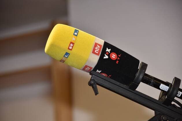 Logo Schriftzug der Sender der Mediengruppe RTL , NTV, VOX und RTL2 auf einem Mikrofon am 03.12.2018 in Köln *** Logo lettering of the channels of the media group RTL NTV VOX and RTL2 on a microphone on 03 12 2018 in Cologne