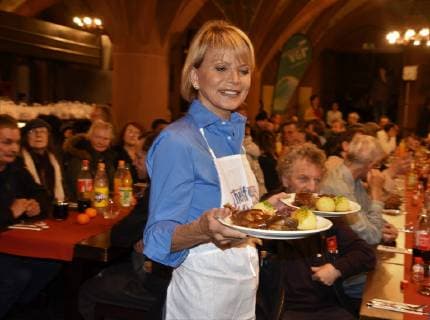Entertainment Themen der Woche KW49 Entertainment Bilder des Tages 06.12.2018, Weihnachtsessen für Obdachlose und Bedürftige Franfurter - Stiftung Helfen Helfen in den Frankfurter Römerstuben Schauspielerin Uschi Glas serviert mit viel Geschick *** 06 12 2018 Christmas dinner for the homeless and needy Franfurter Stiftung Helfen Helfen in den Frankfurter Römerstuben Actress Uschi Glas served with great skill