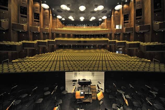 View from the stage in the auditorium with orchestra pit Deutsche Oper Berlin Berlin Deutschland Europa Copyright: imageBROKER/IngoxSchulz iblisb01161678.jpg