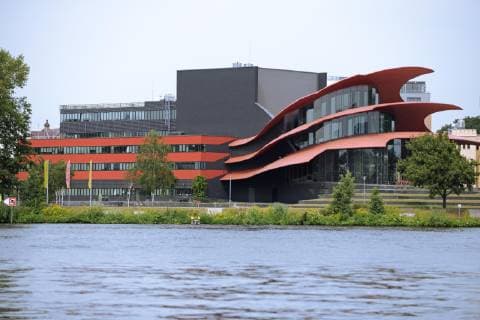 Architektur von Gottfried Böhm Hans Otto Theater an der Havel in Potsdam, Brandenburg, Deutschland, Europa *** Hans Otto Theater an der Havel in Potsdam Brandenburg Germany Europe Copyright: imageBROKER/IngoxSchulz iblisb01274422.jpg