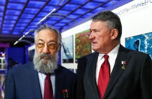 MOSCOW, RUSSIA - DECEMBER 7, 2018: The Special Representative of the President of Russia on International Cooperation in the Arctic and Antarctic Regions Artur Chilingarov (L), and the Deputy Chairman of the Federation Council of Russia Yuri Vorobyev at an exhibition of the winning entries of the Russian Geographical Society s The Most Beautiful Country photography competition at the State Kremlin Palace, the venue of the 2018 Russian Geographical Society Prize award ceremony. Anton Novoderezhkin TASS  TS09A48D