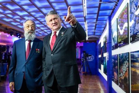 MOSCOW, RUSSIA - DECEMBER 7, 2018: The Special Representative of the President of Russia on International Cooperation in the Arctic and Antarctic Regions Artur Chilingarov (L), and the Deputy Chairman of the Federation Council of Russia Yuri Vorobyev at an exhibition of the winning entries of the Russian Geographical Society s The Most Beautiful Country photography competition at the State Kremlin Palace, the venue of the 2018 Russian Geographical Society Prize award ceremony. Anton Novoderezhkin TASS  TS09A48E