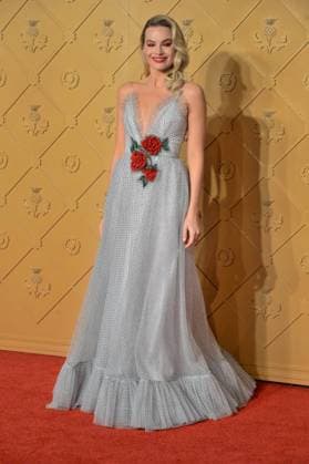 December 10, 2018 - London, London, UK - London, UK. Margot Robbie attends the Mary Queen of Scots European film premiere. London UK  - ZUMAl94_ 20181210_zaf_l94_124 Copyright: xRayxTangx
