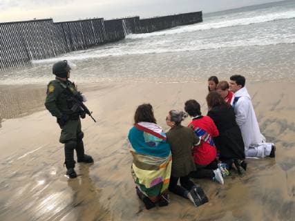 A group of demonstrators, mostly religious, confronts members of the Federal Protection Service (FPS) during an act of civil disobedience in support of the migrant caravan, near the border wall between Tijuana (Mexico) and San Diego, California, USA, 10 December 2018. More than three dozen people, mostly religious, were arrested today at the border wall between Tijuana (Mexico) and San Diego (California), during an act of support for the immigrant caravan seeking political asylum in United States. Pro-immigration religious detained on the San Diego border !ACHTUNG: NUR REDAKTIONELLE NUTZUNG!  Copyright: xALEXANDRAxMENDOZAx AME8002 20181211-636800994542128562