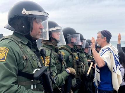 A group of demonstrators, mostly religious, confronts members of the Federal Protection Service (FPS) during an act of civil disobedience in support of the migrant caravan, near the border wall between Tijuana (Mexico) and San Diego, California, USA, 10 December 2018. More than three dozen people, mostly religious, were arrested today at the border wall between Tijuana (Mexico) and San Diego (California), during an act of support for the immigrant caravan seeking political asylum in United States. Pro-immigration religious detained on the San Diego border !ACHTUNG: NUR REDAKTIONELLE NUTZUNG!  Copyright: xALEXANDRAxMENDOZAx AME8001 20181211-636800994564342336