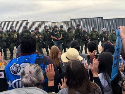 A group of demonstrators, mostly religious, confronts members of the Federal Protection Service (FPS) during an act of civil disobedience in support of the migrant caravan, near the border wall between Tijuana (Mexico) and San Diego, California, USA, 10 December 2018. More than three dozen people, mostly religious, were arrested today at the border wall between Tijuana (Mexico) and San Diego (California), during an act of support for the immigrant caravan seeking political asylum in United States. Pro-immigration religious detained on the San Diego border !ACHTUNG: NUR REDAKTIONELLE NUTZUNG!  Copyright: xALEXANDRAxMENDOZAx AME8000 20181211-636800994593404816