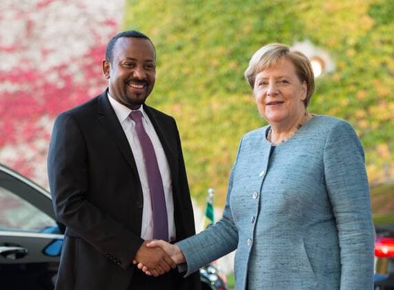 Bundeskanzlerin Dr.Angela MERKEL begruesst Premierminister Abiy AHMED ALI Empfang und Begruessung des Premierministers der Demokratischen Bundesrepublik Aethiopien durch die Bundeskanzlerin im Bundeskanzleramt im Rahmen der Konferenz Compact with Africa in Berlin, Deutschland am 30.10.2018. *** Federal Chancellor Dr Angela MERKEL welcomes Prime Minister Abiy AHMED ALI Reception and welcome of the Prime Minister of the Democratic Federal Republic of Ethiopia by the Federal Chancellor at the Federal Chancellery in the context of the Compact with Africa conference in Berlin Germany on 30 10 2018