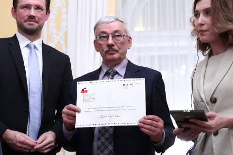 News Bilder des Tages MOSCOW, RUSSIA â€“ DECEMBER 11, 2018: Dirk Wiese, Germany s Coordinator for Intersocietal Cooperation with Russia, Oleg Orlov, president of the Memorial human rights centre council, and Chechen journalist and human rights defender Milana Bakhayeva (L-R) at a ceremony to award human rights activist Oyub Titiyev the Franco-German Prize for Human Rights and the Rule of Law, at the residence of the German Ambassador to Moscow. As Oyub Titiyev, head of the Grozny office of the Memorial human rights centre, charged with possession of marijuana, has been under arrest since 11 January 2018, he could not attend the ceremony. Starting from 2016, France and Germany have been awarding the prize to committed human rights defenders. Stanislav Krasilnikov TASS  TS09ADA5