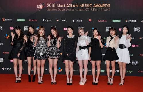 Entertainment Bilder des Tages Members of South Korean girl group TWICE pose for camera during the redcarpet ceremony for 2018 MAMA(Mnet Asian Music Awards) Fan s Choice in Japan in Saitama, Japan on Dcember 12, 2018.  TKP2018121206 KEIZOxMORI