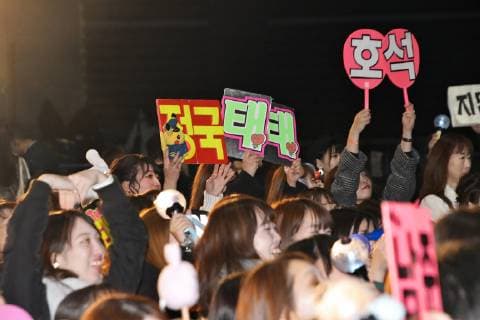 Japanese fans celebrate during the redcarpet ceremony for 2018 MAMA(Mnet Asian Music Awards) Fan s Choice in Japan in Saitama, Japan on December 12, 2018.  TKP2018121215 KEIZOxMORI