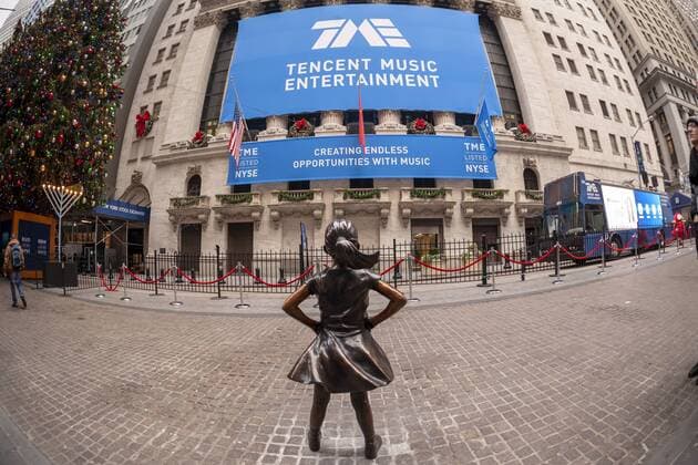 News Bilder des Tages First day of trading for Tencent Music Entertainment New York, NY USA- December 12, 2018 The New York Stock Exchange is decorated for the first day of trading for the Chinese music-streaming platform Tencent Music Entertainment. Tencent is the largest music-streaming service in China. (  RichardxB.xLevine