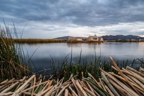 xmhx, Reise Architektur, Peru, Titicacasee, Titi-Cacasee, Titicaca-See Blick über den See im Sonnenuntergang. Der Titicacasee (spanisch Lago Titicaca; Quechua Titiqaqa qucha) ist mit einer Fläche von 8288 Quadratkilometern der größte Süßwassersee Südamerikas. Er befindet sich auf der Altiplano-Hochebene in den Anden; der westliche Teil mit 4916 kmÂ² des Sees gehört zu Peru, der östliche Teil mit 3372 kmÂ² zu Bolivien. Mindesthonorar 25 Euro Print Zeitung Newspaper Reise, Architektur, Natur *** xmhx trip architecture Peru Titicaca lake Titi Caca lake Titicaca lake View over the lake at sunset Lake Titicaca Spanish Lake Titicaca Quechua Titiqaqa qucha is the largest freshwater lake with an area of 8288 square kilometers South America It is located on the Altiplano plateau in the Andes the western part with 4916 kmÂ² of the lake