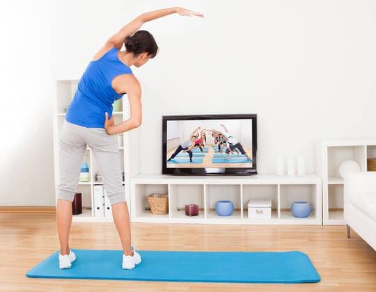  Female Doing Fitness Exercise In Front Of Television model released Symbolfoto  Copyright: xAndreyPopovx Panthermedia12572132