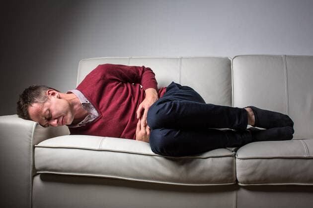  Young man suffering from severe belly pain, being overwhelmed by the debilitating condition of celiac disease/Crohn s disease/strong anxiety model released Symbolfoto  Copyright: xLightpoetx Panthermedia12649480
