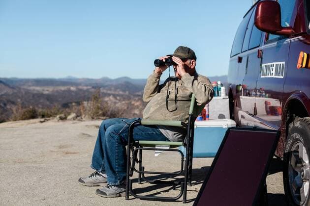 News Bilder des Tages Terry Marshall, a member of the Minuteman Civil Defense Corp in Iowa, looks over into Mexico with his binoculars from Campo, California to see if he spots anyone walking on December 16, 2018. Marshall arrived in Campo on December 1 and claims he has helped US Border Patrol spot and identify 16 illegal crossings from Mexico.  SDP2018121617 ARIANAxDREHSLER