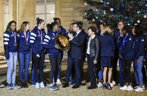 Emmanuel Macron ( president de la Republique ) - Roxana Maracineanu ( ministre des sports ) - Brigitte Macron - Equipe Feminine de Handball France - Olivier Krumbholz ( entraineur france handball feminine ) NEWS : Emmanuel Macron avec l Equipe Feminine de Handball - Paris - 17 12 2018 FedericoPestellini Panoramic 