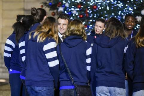 Emmanuel Macron ( president de la Republique ) - Roxana Maracineanu ( ministre des sports ) - Brigitte Macron - Equipe Feminine de Handball France - Siraba Dembele NEWS : Emmanuel Macron avec l Equipe Feminine de Handball - Paris - 17 12 2018 FedericoPestellini Panoramic 