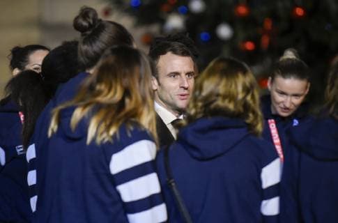 Emmanuel Macron ( president de la Republique ) - Roxana Maracineanu ( ministre des sports ) - Brigitte Macron - Equipe Feminine de Handball France NEWS : Emmanuel Macron avec l Equipe Feminine de Handball - Paris - 17 12 2018 FedericoPestellini Panoramic 