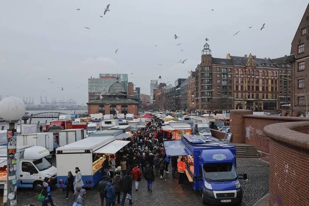 16 12 2018 Hanseatic city Hamburg Germany Fish market in Hamburg Altona Photo The Hamburg fish market in Hamburg Altona attracts up to 70000 visitors every Sunday and takes place on an open space on the banks of the Elbe next to the old fish auction hall At the stalls you can buy almost anything from fish and fruit to flowers, clothes and souvenirs