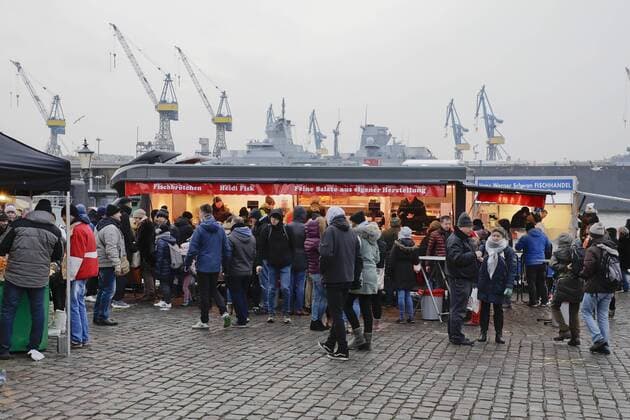 16 12 2018 Hanseatic city Hamburg Germany Fish market in Hamburg Altona Photo The Hamburg fish market in Hamburg Altona attracts up to 70000 visitors every Sunday and takes place on an open space on the banks of the Elbe next to the old fish auction hall At the stalls you can buy almost anything from fish and fruit to flowers, clothes and souvenirs