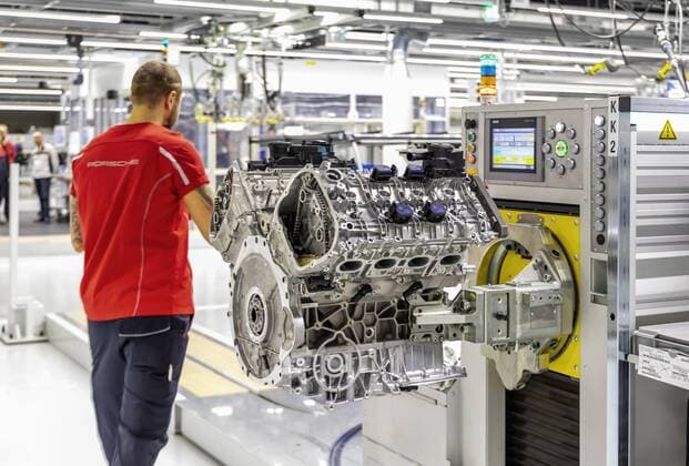DEU Deutschland Stuttgart 29 11 2018 Engine production in the new Plant 4 at Porsche Production V8 engines Here at Plant 4 the most modern electric engines will be produced in future alongside combustion engines Autonomous moving transport systems permit more production steps at one location The entire production is to be CO2 neutral According to Porsche, the goal is a so-called Zero Impact Factory i.e. a f