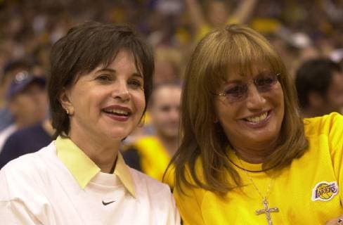May 05, 2002 - Los Angeles, California, U.S. - PENNY MARSHALL (R) & CINDY WILLIAMS, formerly TV s Laverne & Shirley, sit courtside at the Los Angeles Lakers second round opener against the San Antonio Spurs. Marshall is big Lakers fan and season ticket holder. Los Angeles USA - ZUMAk14_ 20020505_sim_k14_066 Copyright: xTomoxIkicx