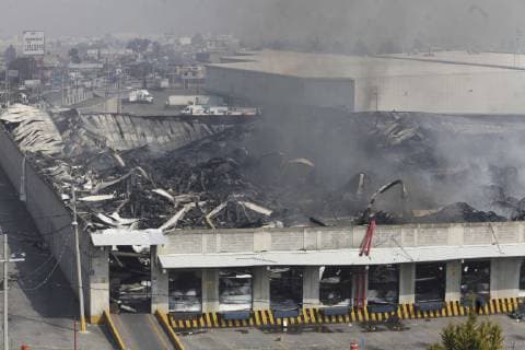 December 18 2018 EUM20181218ACT02 JPG TOLUCA Mex Burning Fire Edomex December 18, 2018 Debris from what used to be a fabric warehouse whose interior was consumed last Monday, December 17, 2018 due to a fire Photo Agency EL UNIVERSAL EVZ  - ZUMAu78_ 20181218_zaf_u78_090 Copyright: xJorgexAlvaradox