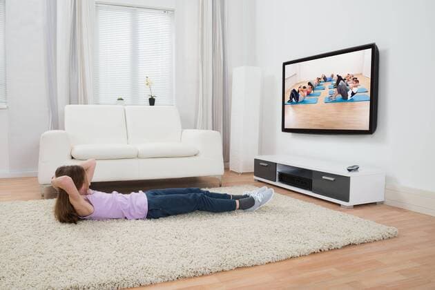  Girl Exercising In Front Of Television model released Symbolfoto  Copyright: xAndreyPopovx Panthermedia14623215