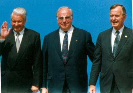 September 7, 1992 - Munich, Germany - Russian President BORIS YELTSIN, Chancellor HELMUT KOHL and US President GEORGE H. W. BUSH at the G7 Summit, Munich, Germany 1992. Munich Germany - ZUMAg49_ 20110101_gaf_g49_42611 Copyright: xGlobexPhotosx