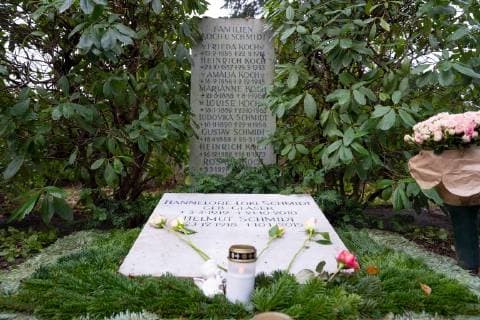 Grab von Helmut und Loki Schmidt auf dem Friedhof Ohlsdorf - Prominente Grabstätte Grabstätten;Kranzniederlegung mit der Vorsitzenden der SPD Hamburg Dr. Melanie Leonhard anlässlich des 100. Geburtstags von Helmut Schmidt - Senatorin Melanie Leonhard legt einen Kranz am Grab von Helmut und Loki Schmidt auf dem Friedhof Ohlsdorf nieder - 100. Gebur, Hamburg Hamburg Deutschland Friedhof Ohlsdorf *** Grave of Helmut and Loki Schmidt at the Ohlsdorf cemetery Prominent Grave of Helmut and Loki Schmidt Graves laid wreaths with the chairman of the SPD Hamburg Dr Melanie Leonhard on the occasion of the 100th birthday of Helmut Schmidt Senator Melanie Leonhard lays a wreath at the grave of Helmut and Loki Schmidt at the Ohlsdorf cemetery 100 birth Hamburg Hamburg Germany Ohlsdorf cemetery