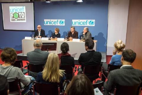 Der spanische Fotograf Antonio Aragon Renuncio wurde am Donnerstag (20.12.2018) in Berlin mit dem Preis UNICEF-Foto des Jahres ausgezeichnet. (Foto v.li.: Peter-Matthias Gaede, Vorstandsmitglied UNICEF Deutschland EDITORIAL USE ONLY