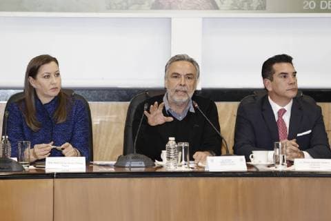 Mexiko, Martha Erika Alonso und Rafael Moreno Valle sterben bei Helikopter-Absturz December 20, 2018 - EUM20181220POL31.JPG .CIUDAD DE MEXICO. PoliticsPolitica-Reunion de gobernadores.- 20 de diciembre de 2018.Martha Erika Alonso, gobernadora de Puebla; el diputado Alfonso Ramirez Cuella, presidente de la Comision de Presupuesto y Cuenta Publica; y Rafael Alejandro Moreno, gobernador de Campeche, durante la reunion de gobernadores en la Camara de Diputados. Foto: Agencia EL UNIVERSALAgustin SalinasEELG  - ZUMAu78_ 20181220_zaf_u78_060 Copyright: xElxUniversalx