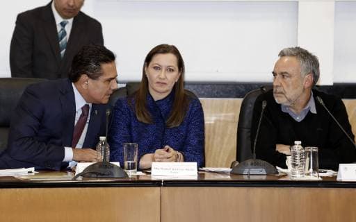 Mexiko, Martha Erika Alonso und Rafael Moreno Valle sterben bei Helikopter-Absturz December 20, 2018 - EUM20181220POL34.JPG.CIUDAD DE MEXICO.- Legislation Legislacion-Conago.- 20 de diciembre de 2018.-Aspecto de la reunion entre integrantes de la Conferencia Nacional de Gobernadores (Conago) y diferentes presidentes de comisiones de la Camara de Diputados, entre ellos Alfonso Ramirez Cuellar al centro-, titular de la Comision de Presupuesto. A su lado los gobernadores Silvano Aureoles de Michoacan y Martha Erika Alonso de Puebla. Foto: Agencia EL UNIVERSAL Agustin Salinas RCC.  - ZUMAu78_ 20181220_zaf_u78_070 Copyright: xAgustinxSalinasx