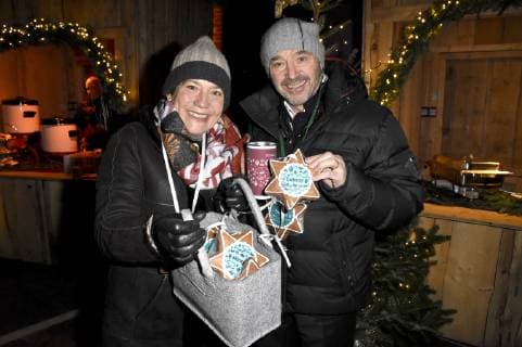 Rosi Mittermaier mit Ehemann Christian Neureuther beim 23. BMW Advents-Benefizkonzert mit Dallmayr-Adventsmarkt im Außengarten der Pfarrkirche St. Lukas. München, 20.12.2018 *** Rosi Mittermaier with husband Christian Neureuther at the 23 BMW Advents benefit concert with Dallmayr Adventsmarkt in the outside garden of the parish church St Lukas Munich 20 12 2018 Foto:xP.xSchönbergerx xFuturexImage