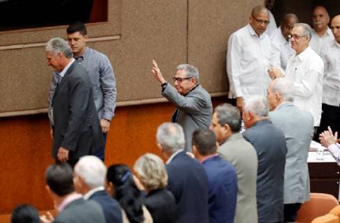 The first secretary of the Communist Party of Cuba (PCC), former Cuban President Raul Castro Ruz (C), waves upon his arrival at the plenary session of the Second Regular Period of the 9th Legislature of the Cuban Parliament, in Havana, Cuba, 21 December 2018. The reference to communism that had been eliminated in the first draft of the new Cuban Constitution, whose final text votes today the National Assembly (Unicameral Parliament), was again included in the project, after more than 1,800 Cubans they will request. The National Assembly began its first and second plenary session of the year in the first hour of this Friday, in which the new constitutional text will be voted on and will be approved unanimously. Cuba re-introduces reference to communism in draft Constitution !ACHTUNG: NUR REDAKTIONELLE NUTZUNG!  Copyright: xErnestoxMastrascusax AME1271 20181221-636810107616072673